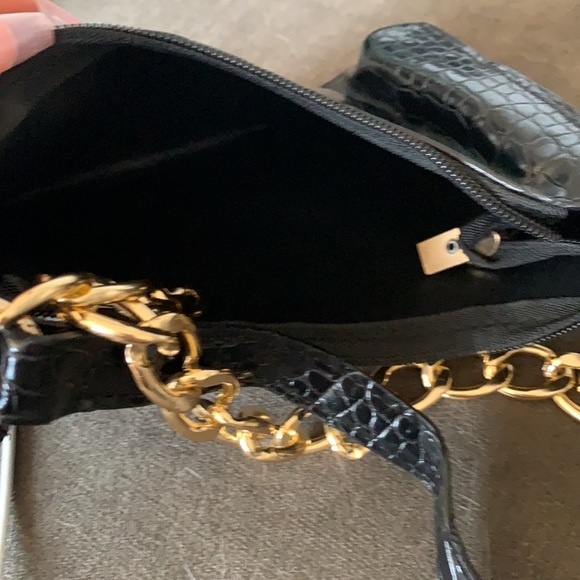 NEW Black curved chain strap detail curved baguette leather shoulder bag - Picture 3 of 3